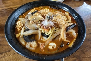 탁한 주황빛 국물, 이 녀석 세다… 땀구멍 열린 한 그릇 [웃기는 짬뽕]