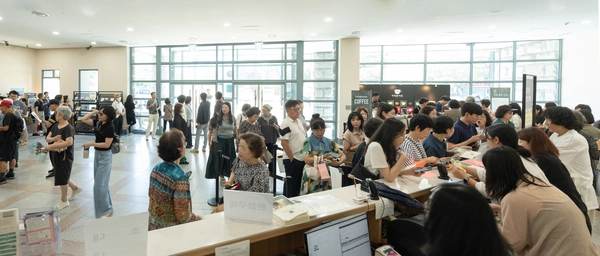 지난 20일 오후 2시 30분 인천문화예술회관 소공연장에서 열린 2025 커피콘서트 ‘정미조 - 꿈꾸는 어른의 노래’ 공연을 기다리는 관객들. 2025.8.20 /인천문화예술회관 제공