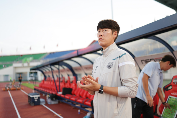 K리그1 수원FC 김은중 감독이 23일 김천상무와의 맞대결에 앞서 선수들을 지켜보고 있다. 2025.8.23 /한국프로축구연맹 제공