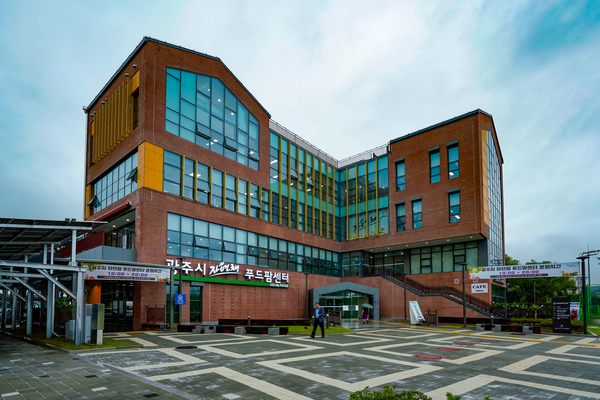 지난해 개장해 주부들의 입소문으로 연일 북적이는 광주시 자연채 푸드팜센터 전경. /광주시 제공