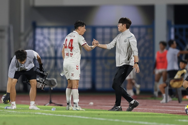 수원FC 윌리안이 23일김천상무와의 맞대결에서 동점골을 넣고 김은중 감독과 기뻐하고 있다. 2025.8.23 /한국프로축구연맹 제공