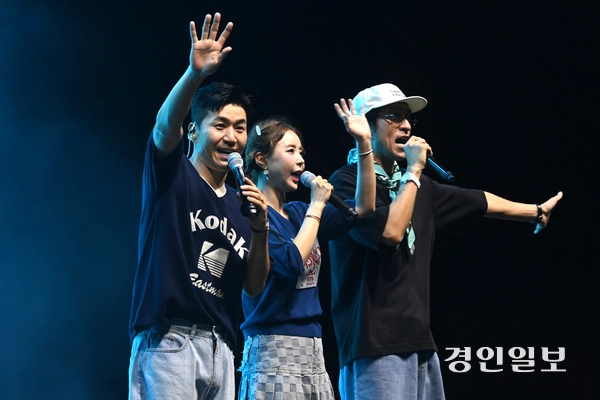 가수 코요태가 신나는 댄스 음악을 선보이며 대미를 장식하고 있다. 2025.8.23 /최은성기자 ces7198@kyeongin.com