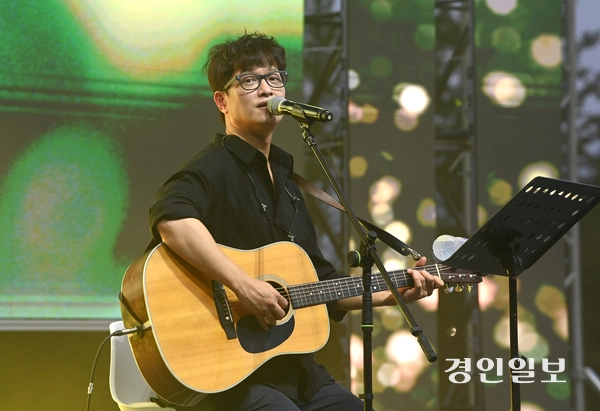 뮤지컬 배우이자 가수 최승열이 열창하고 있다. 2025.8.23 /최은성기자 ces7198@kyeongin.com