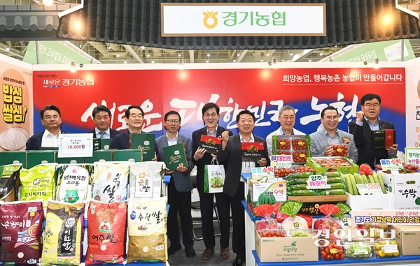 지난 21일 전국8도 로컬푸드 박람회에서 홍정표 경인일보 대표이사 사장, 박진오 강원일보 대표이사, 한인섭 중부매일신문 대표이사 사장 등 내빈들이 지역 상품을 들고 기념촬영하고 있다. 2025.8.21 /최은성기자 ces7198@kyeongin.com