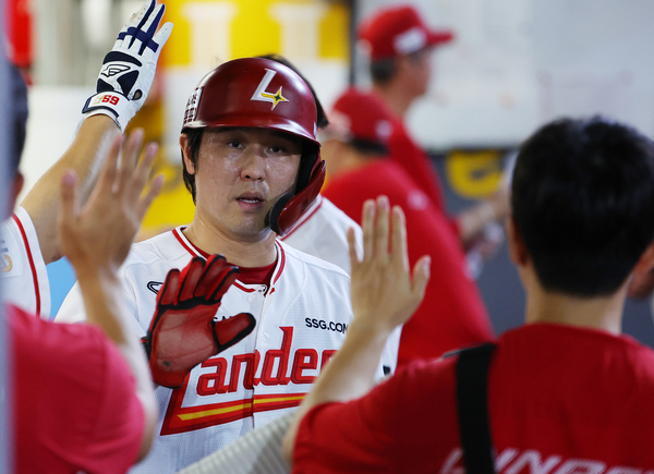 지난 6일 인천 SSG랜더스필드에서 열린 2025 프로야구 삼성 라이온즈와 SSG 랜더스의 경기. 6회 말 1사 주자 1, 3루 SSG 현원회의 1타점 적시타때 홈을 밟은 최정이 더그아웃에서 동료들과 하이파이브 하고 있다. 2025.8.6 /연합뉴스