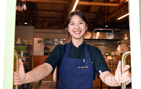 12일 조아름 셰프가 제주 한림읍에 위치한 자신의 가게 ‘아니따파스타’에서 포즈를 취하고 있다. 2025.6.12 /김용국기자 yong@kyeongin.com