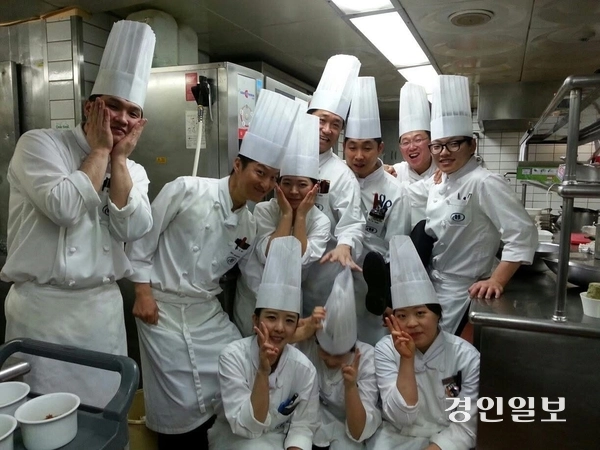 밀레니엄 힐튼 호텔 재직 시절 조아름(맨아랫줄 왼쪽). /조아름 제공