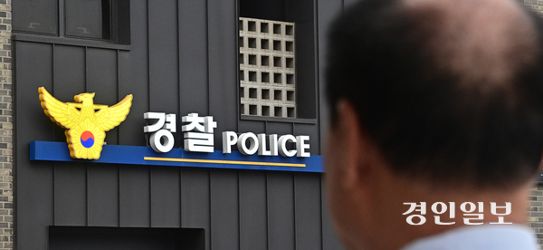 지난 7월 13일 오후 인천 부평역에서 ‘부평 가정폭력 살인’ 피해자 유족이 인근 지구대를 바라보고 있다. 2025.7.13 /조재현기자 jhc@kyeongin.com