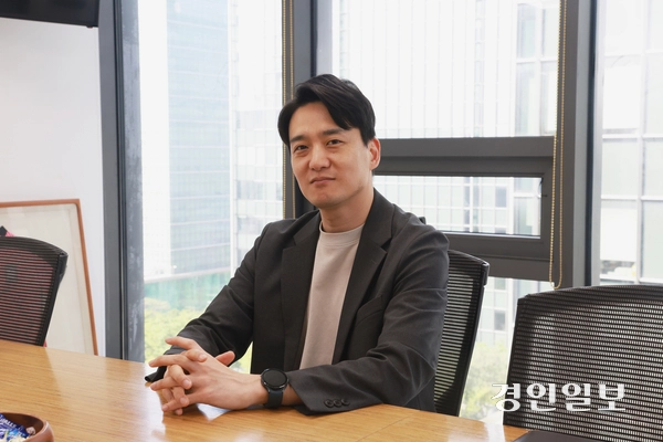 손수호 변호사가 지난 24일 서울 강남구 역삼동에 위치한 사무실에서 인터뷰에 응하고 있다. 2025.7.24 /선형탁 인턴PD miertak0829@kyeongin.com