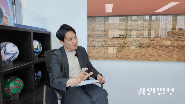 손수호 변호사가 지난 24일 서울 강남구 역삼동에 위치한 사무실에서 인터뷰에 응하고 있다. 2025.7.24 /선형탁 인턴PD miertak0829@kyeongin.com