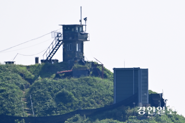 지난 4일 국방부가 대북 심리전을 위해 전방에 설치한 대북 확성기 철거 작업을 실시한다고 밝혔다. 사진은 이날 파주시 접경 지역에 설치된 대북 확성기 가림막 모습. 2025.8.4 /최은성기자 ces7198@kyeongin.com