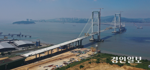 사진은 중구 영종하늘도시와 서구 청라국제도시를 잇는 길이 4.67㎞의 해상 교량인 제3연륙교 건설 현장. /경인일보DB