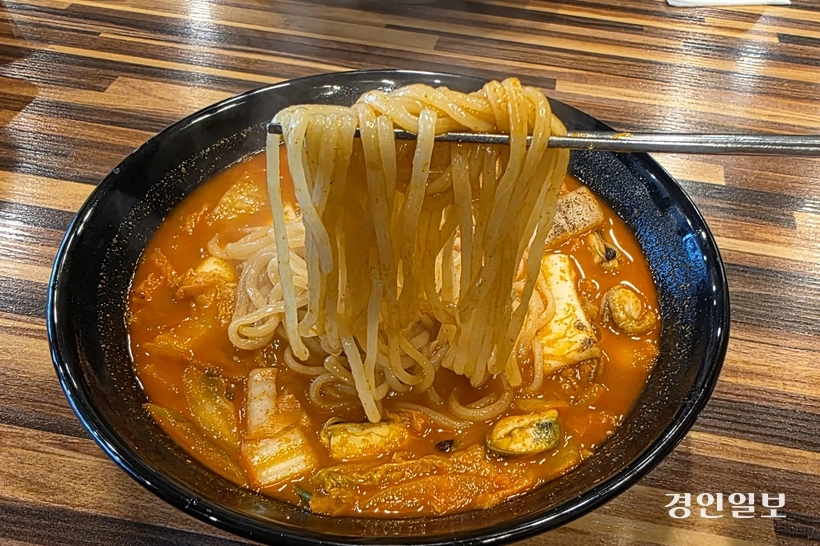 이 집 짬뽕은 국물이 깊게 스며든 찰진 면발이 포인트. /황성규기자 homerun@kyeongin.com
