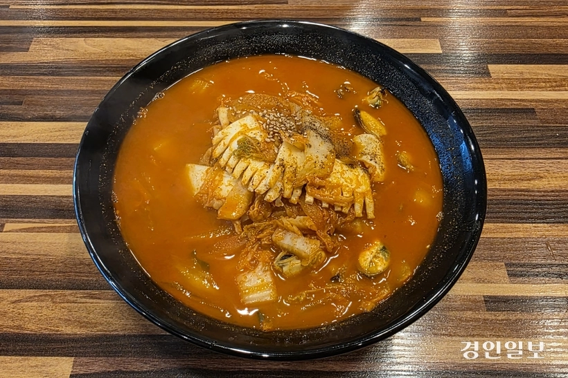 딱 필요한 재료만 심플하게 들어간 짬뽕. 핵심은 면발과 국물. /황성규기자 homerun@kyeongin.com