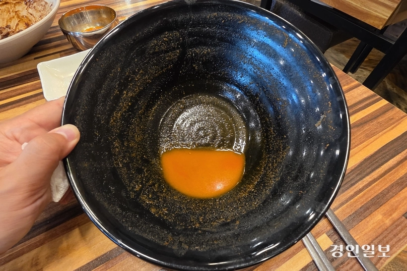 오늘도 완뽕이다. 마지막 남은 국물 한 모금이 ‘메롱’을 시전하고 있다. /황성규기자 homerun@kyeongin.com