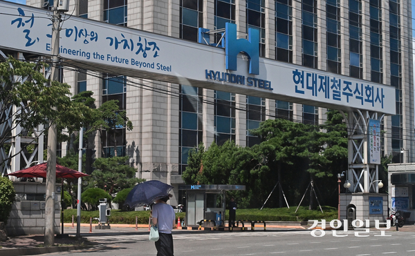 현대제철, 한국지엠, 포스코이앤씨 등은 인천 지역의 일자리, 소비, 상권 등 지역 경제 전(全) 분야에 걸쳐 큰 영향을 주는 기업이다. 이들 기업이 무너질 경우 인천 지역 산업 생태계 전체가 붕괴될 수 있다고 전문가들은 경고한다. 사진은 인천 동구에 위치한 현대제철 인천공장. 2025.8.22 /조재현기자 jhc@kyeongin.com