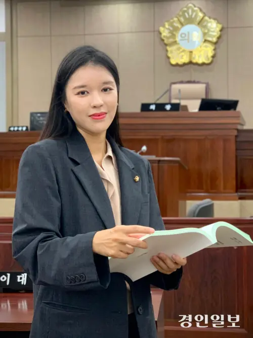 김소진 수원시의회 의원은 “정치는 골목길 불편을 해결하는 일”이라며 보수 정치 안에서 다양한 시각과 목소리를 전하고 싶다는 포부를 밝혔다. 2025.8.24 /유혜연기자 pi@kyeongin.com