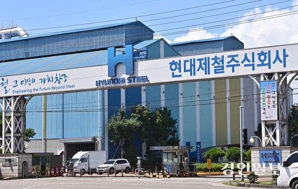 인천경제의 근간을 떠받치고 있는 주요 기업들이 한꺼번에 경영 위기에 놓여 우려의 목소리가 커지고 있다. 사진은 인천 동구에 위치한 현대제철 인천공장. 2025.8.22 /조재현기자 jhc@kyeongin.com