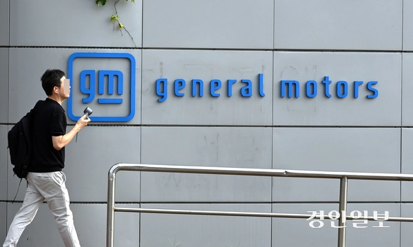 현대제철, 한국지엠, 포스코이앤씨 등은 인천 지역의 일자리, 소비, 상권 등 지역 경제 전(全) 분야에 걸쳐 큰 영향을 주는 기업이다. 이들 기업이 무너질 경우 인천 지역 산업 생태계 전체가 붕괴될 수 있다고 전문가들은 경고한다. 사진은 부평구에 있는 한국지엠. 2025.8.24 /김용국기자 yong@kyeongin.com