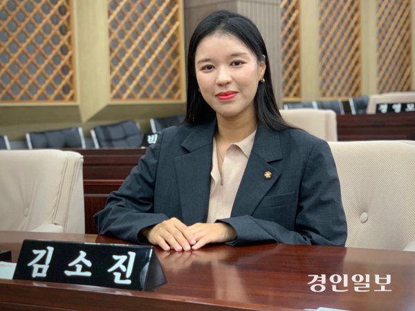 김소진 수원시의회 의원은 “정치는 골목길 불편을 해결하는 일”이라며 보수 정치 안에서 다양한 시각과 목소리를 전하고 싶다는 포부를 밝혔다. 2025.8.24 /유혜연기자 pi@kyeongin.com