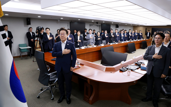 이재명 대통령이 지난달 30일 서울 용산 대통령실 청사에서 열린 비상경제점검 태스크포스(TF) 3차 회의를 시작하며 국기에 경례하고 있다. 2025.7.30 /연합뉴스