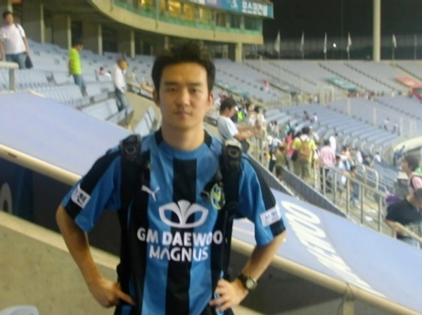 인천구단 초창기 시절 문학경기장에 방문한 손 변호사. /손수호 제공