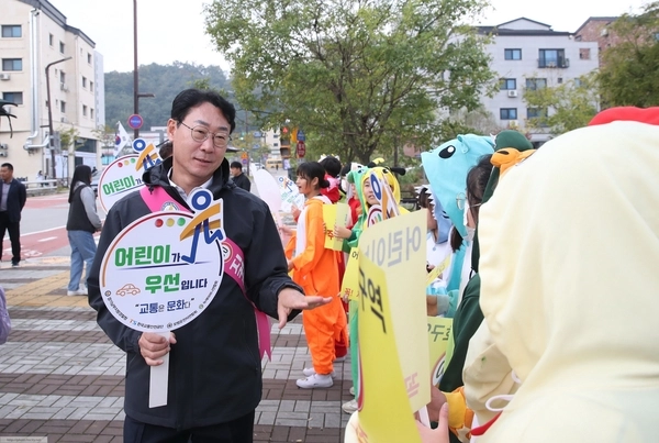 정명근 화성시장이 어린이들의 안전을 위한 교통안내 캠페인을 펼치고 있다. /화성시 제공