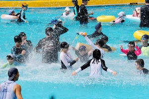 [포토] 식을 줄 모르는 불볕더위 속 물놀이