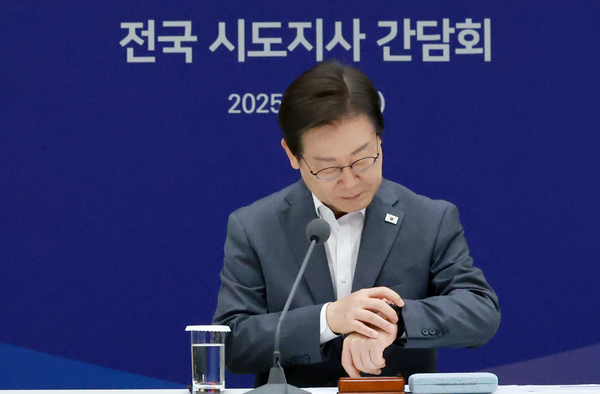 이재명 대통령이 1일 서울 용산 대통령실 청사에서 열린 전국 시도지사 간담회를 시작하며 시간을 확인하고 있다. 2025.8.1 /연합뉴스
