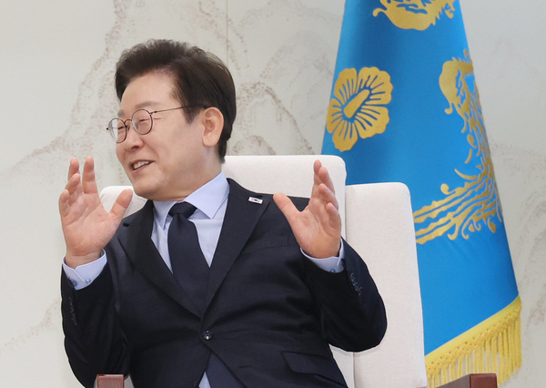 이재명 대통령이 21일 용산 대통령실에서 빌 게이츠 게이츠재단 이사장 접견 중 발언하고 있다. 2025.8.21 /연합뉴스