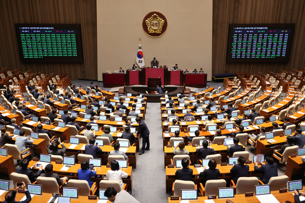 24일 국회 본회의에서 ‘노동조합 및 노동관계조정법 일부개정법률안(노란봉투법)’이 여당 주도로 통과되고 있다. 2025.8.24 /연합뉴스