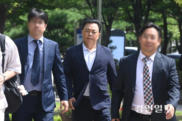 민간 사업자로부터 뇌물을 수수한 혐의를 받는 현직 경기도의원이 26일 구속 전 피의자 심문(영장실질심사)을 받기 위해 오후 안산시 단원구 수원지방법원 안산지원에 들어서고 있다. 2025.8.26 /최은성기자 ces7198@kyeongin.com