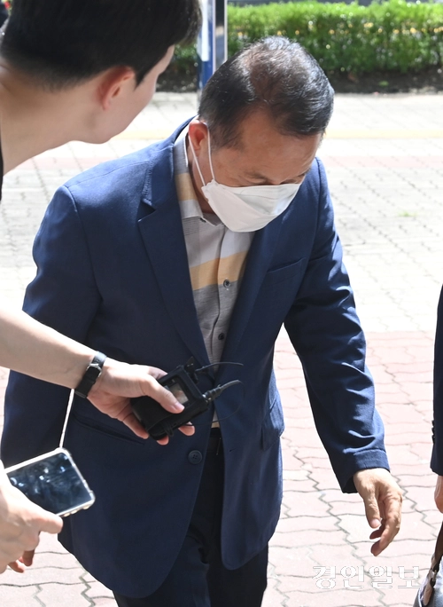 민간 사업자로부터 뇌물을 수수한 혐의를 받는 현직 경기도의원이 26일 구속 전 피의자 심문(영장실질심사)을 받기 위해 오후 안산시 단원구 수원지방법원 안산지원에 들어서고 있다. 2025.8.26 /최은성기자 ces7198@kyeongin.com
