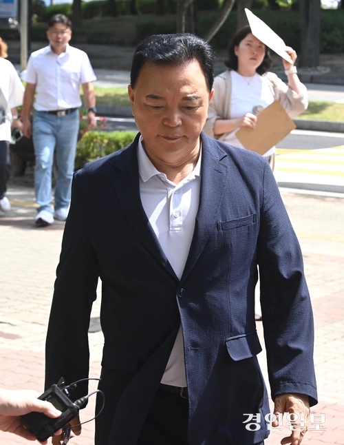 민간 사업자로부터 뇌물을 수수한 혐의를 받는 현직 경기도의원이 26일 구속 전 피의자 심문(영장실질심사)을 받기 위해 오후 안산시 단원구 수원지방법원 안산지원에 들어서고 있다. 2025.8.26 /최은성기자 ces7198@kyeongin.com