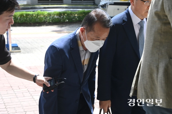 민간 사업자로부터 뇌물을 수수한 혐의를 받는 현직 경기도의원이 26일 구속 전 피의자 심문(영장실질심사)을 받기 위해 오후 안산시 단원구 수원지방법원 안산지원에 들어서고 있다. 2025.8.26 /최은성기자 ces7198@kyeongin.com