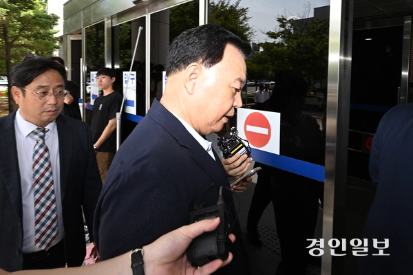 민간 사업자로부터 뇌물을 수수한 혐의를 받는 현직 경기도의원이 26일 구속 전 피의자 심문(영장실질심사)을 받기 위해 오후 안산시 단원구 수원지방법원 안산지원에 들어서고 있다. 2025.8.26 /최은성기자 ces7198@kyeongin.com