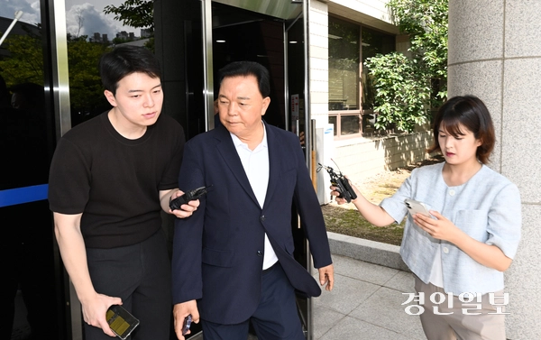 민간 사업자로부터 뇌물을 수수한 혐의를 받는 현직 경기도의원이 26일 구속 전 피의자 심문(영장실질심사)을 받기 위해 오후 안산시 단원구 수원지방법원 안산지원에 들어서고 있다. 2025.8.26 /최은성기자 ces7198@kyeongin.com