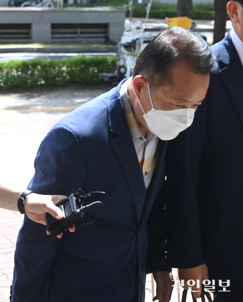 민간 사업자로부터 뇌물을 수수한 혐의를 받는 현직 경기도의원이 26일 구속 전 피의자 심문(영장실질심사)을 받기 위해 오후 안산시 단원구 수원지방법원 안산지원에 들어서고 있다. 2025.8.26 /최은성기자 ces7198@kyeongin.com