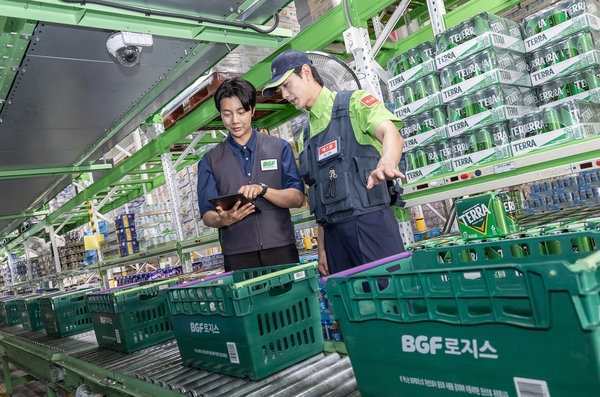 BGF로지스 직원과 에스원 근무자가 남사센터에서 물류추적 시스템을 확인하고 있다. /에스원 제공
