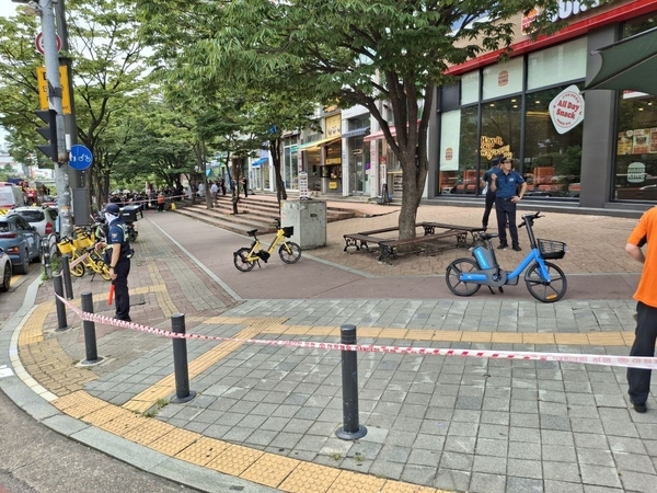 지난 17일 배달기사의 폭발물 설치 자작극이 벌어진 수원 영통의 한 패스트푸드점에서 경찰과 소방이 긴급출동해 수색을 벌이고 있다. /경기소방재난본부 제공