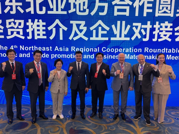 중국 장춘시 샹그릴라 호텔에서 열린 ‘제4회 동북아시아지방협력원탁회의’에 참가한 각국 참가자와 임병택(왼쪽 다섯번째) 시흥시장이 포즈를 취하고 있다. /시흥시 제공