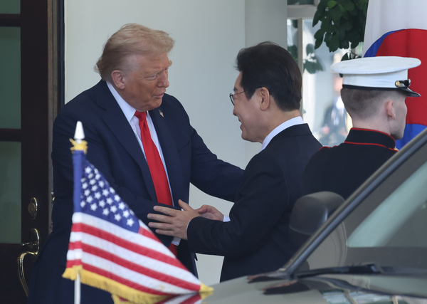 이재명 대통령이 25일(현지시간) 한미 정상회담을 위해 미국 워싱턴 DC 백악관에 도착해 도널드 트럼프 미국 대통령과 악수하고 있다. 2025.8.26 /워싱턴=연합뉴스