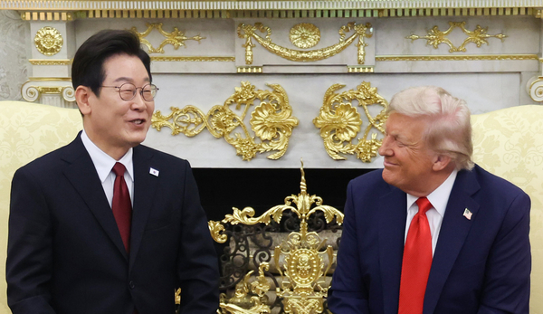 이재명 대통령과 도널드 트럼프 미국 대통령이 25일(현지시간) 미국 워싱턴DC 백악관에서 정상회담을 하며 미소짓고 있다. 2025.8.26 /연합뉴스