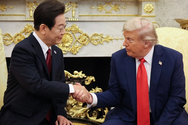 이재명 대통령이 25일(현지시간) 미국 워싱턴 DC 백악관 오벌오피스에서 도널드 트럼프 미국 대통령과 한미 정상회담을 하고 있다. 2025.8.26 /워싱턴=연합뉴스