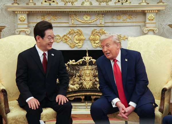 이재명 대통령이 25일(현지시간) 미국 워싱턴 DC 백악관 오벌오피스에서 도널드 트럼프 미국 대통령과 한미 정상회담을 하고 있다.  2025.8.26 /워싱턴=연합뉴스