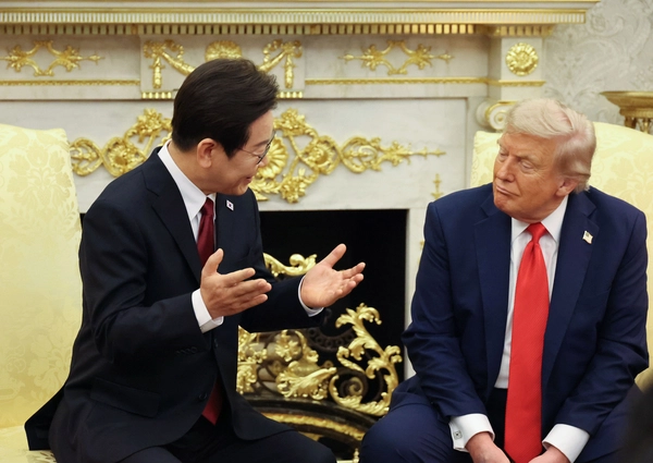 이재명 대통령이 25일(현지시간) 미국 워싱턴 DC 백악관 오벌오피스에서 도널드 트럼프 미국 대통령과 한미 정상회담을 하고 있다.  2025.8.26 /워싱턴=연합뉴스