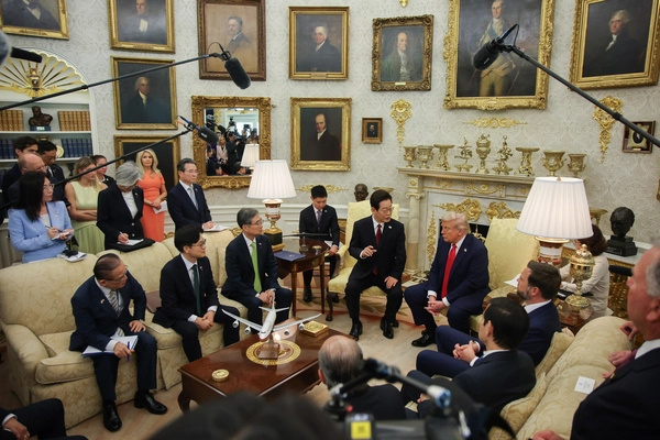 이재명 대통령이 25일(현지시간) 미국 워싱턴 DC 백악관 오벌오피스에서 도널드 트럼프 미국 대통령과 한미 정상회담을 하고 있다. 2025.8.26 /워싱턴=연합뉴스