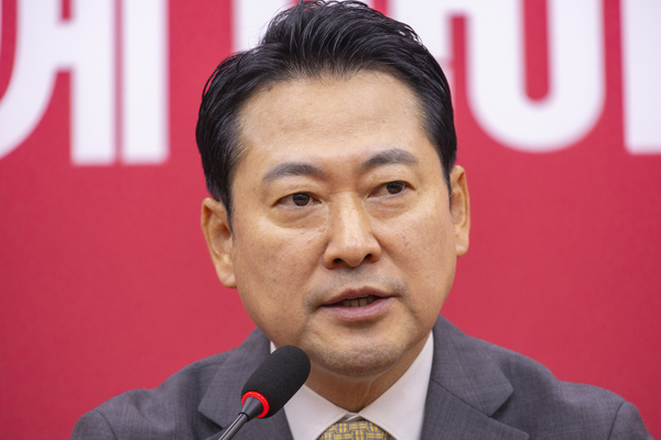 국민의힘 6차 전당대회에서 승리한 장동혁 신임 대표가 26일 국회 국민의힘 당 대표 회의실에서 열린 기자회견에서 향후 당 운영 계획을 묻는 질문에 답하고 있다. 2025.8.26  /연합뉴스