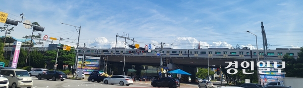 지상에 설치된 안산 중앙역에 수도권 지하철이 도착하고 있다. 안산/김종찬기자 chani@kyeongin.com