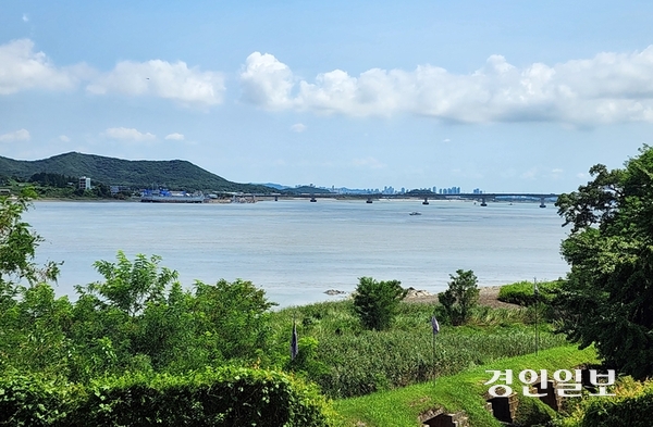 고려가 도읍을 강화로 옮긴 뒤 이규보가 의사들도 고치지 못하는 피부병을 앓았는데, 강화도 바닷물로 만든 함수(鹹水)로 목욕했더니 씻은 듯이 나았다는 기록을 남겼다. 사진은 강화도 덕진진 남장포대 쪽에서 바라본 염하와 초지대교 모습. 2025.8.21 /정진오기자 schild@kyeongin.com